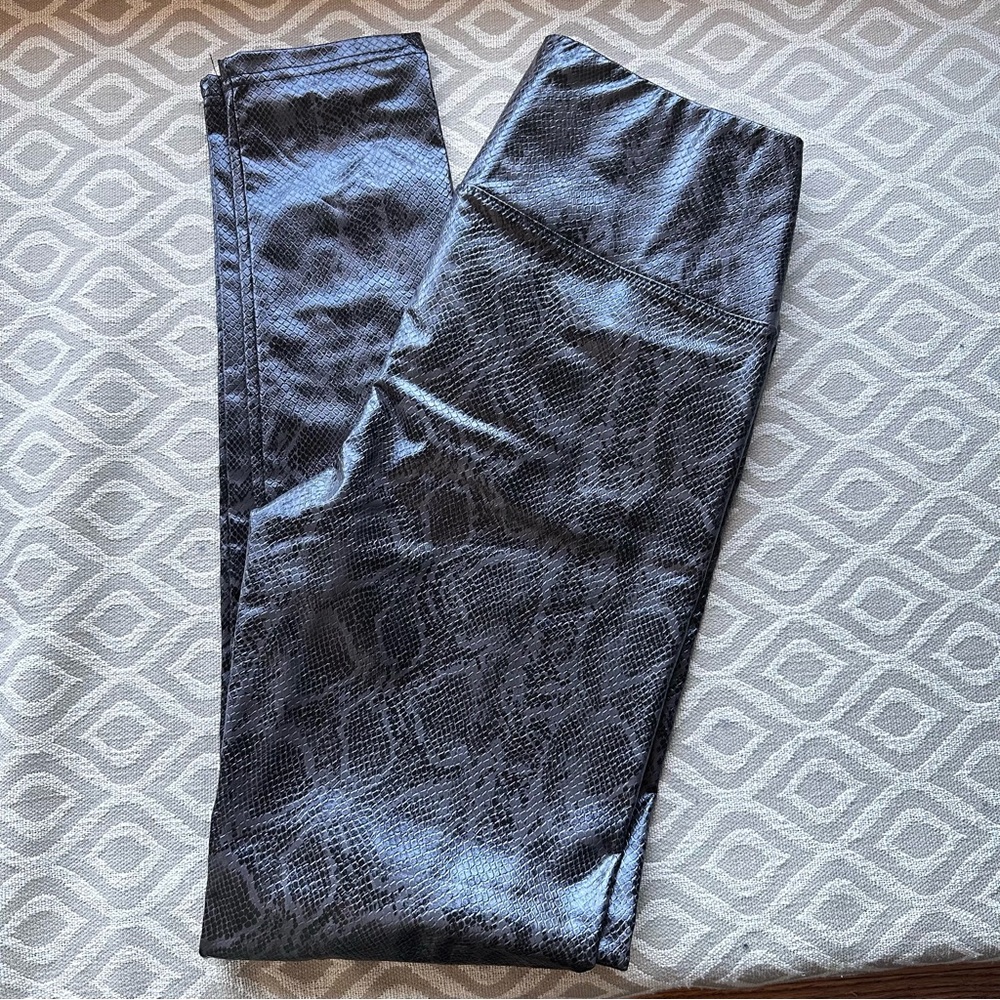 7 For All Mankind Women's Snakeskin Leggings sz S Night Out Rocker - Picture 2 of 11